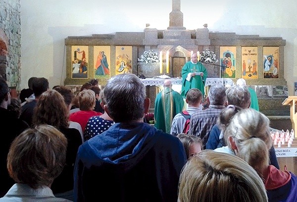 Do końca sezonu turystycznego Eucharystia na szczycie Ślęży sprawowana będzie w każdą niedzielę o 14.00