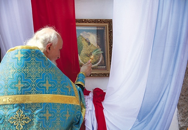  Pod koniec lipca wrocławskie lokum dla wolontariuszy zostało poświęcone. W ekumenicznym nabożeństwie wzięli udział duchowni katoliccy i prawosławni. Pobłogosławione zostały także wizerunki Matki Bożej Ostrobramskiej i Matki Bożej Nieustającej Pomocy, które przywieziono do Polski z Wilna i ze Lwowa 