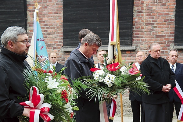 Bp Roman Pindel modlił się w miejscu męczeństwa o. Kolbego w byłym KL Auschwitz