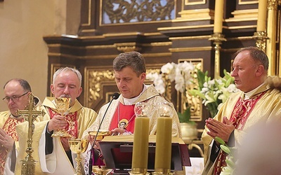  Dziękczynnej modlitwie we franciszkańskiej świątyni przewodniczył bp Roman Pindel