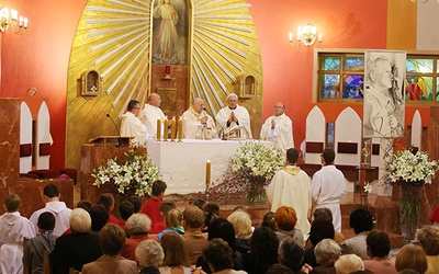  Pierwsze nabożeństwo było zarazem powitaniem relikwii świętego papieża