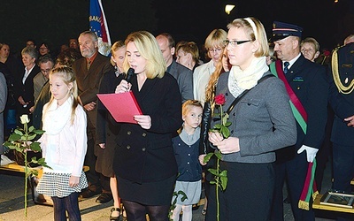 Akt zawierzenia, w imieniu młodzieży, składają uczennice kostrzyńskich szkół