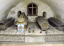 W niedostępnej dla zwiedzających krypcie kościoła pw. św. Ignacego Loyoli spoczywają szczątki ks. Jakuba Brilla, pierwszego proboszcza parafii