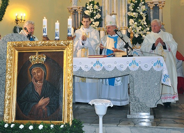 Podczas uroczystości ten niezwykły obraz Maryi stał przed ołtarzem