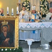 Podczas uroczystości ten niezwykły obraz Maryi stał przed ołtarzem