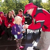 Przewodnik świętokrzyski Grzegorz Niedbała wręcza odznakę „Siedmiomilowe buty” 4-letniej Izie Kołodziej z Kielc