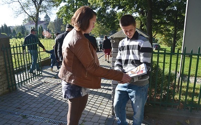  Kolportaż w parafii prowadzą w większości dzielni ministranci