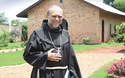 Bp Tadeusz Kusy Pochodzi z Cieszyna, ma 62 lata. W Afryce pracuje od 1979 r., obecnie w Republice Środkowoafrykańskiej. Papież Franciszek mianował go biskupem koadiutorem diecezji Kaga-Bandoro. Zamieszkuje ją ok. 300 tys. osób, z czego 1/3 stanowią katolicy. Większa część terenu diecezji jest obecnie kontrolowana przez islamskie bojówki. 