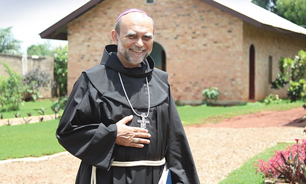 Bp Tadeusz Kusy Pochodzi z Cieszyna, ma 62 lata. W Afryce pracuje od 1979 r., obecnie w Republice Środkowoafrykańskiej. Papież Franciszek mianował go biskupem koadiutorem diecezji Kaga-Bandoro. Zamieszkuje ją ok. 300 tys. osób, z czego 1/3 stanowią katolicy. Większa część terenu diecezji jest obecnie kontrolowana przez islamskie bojówki. 