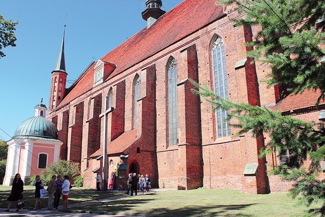 Katedra we Fromborku z widoczną kaplicą Szembeka