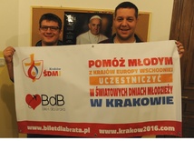 Księża Jarosław Grabka (z lewej) i Michał Machnio zachęcają młodych do włączenia się w akcję
