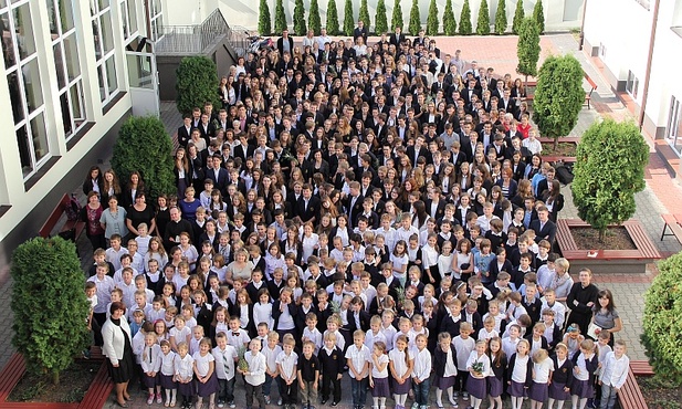 Uczniowie, nauczyciele i pracownicy Pijarskich Szkół Królowej Pokoju w Łowiczu na szkolnym wirydażu
