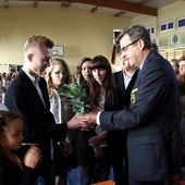 Dyrektor Przemysław Jabłoński wręcza przedstawicielom klas anansy