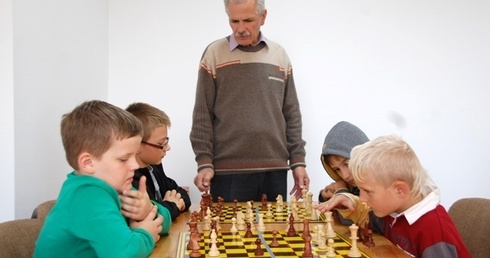 W Osiedlowym Klubie "Południe" Marek Niedźwiecki uczy grać w szachy też dzieci 