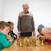 W Osiedlowym Klubie "Południe" Marek Niedźwiecki uczy grać w szachy też dzieci 