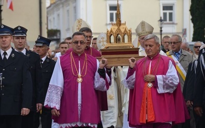 Procesja z relikwiami bł. Wincentego 