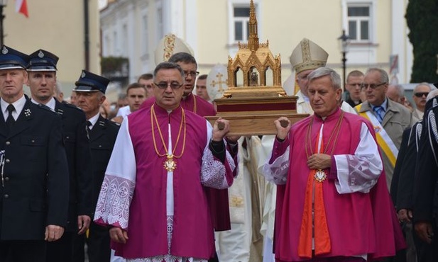 Procesja z relikwiami bł. Wincentego 