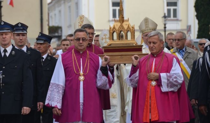 Procesja z relikwiami bł. Wincentego 