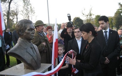 Odsłonięto pomnik Janusza Kurtyki