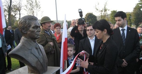 Odsłonięto pomnik Janusza Kurtyki