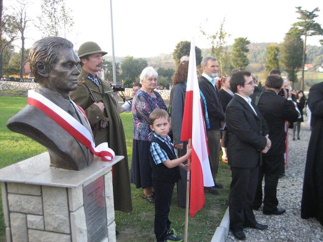 Pomnik Janusza Kurtyki w Morawicy