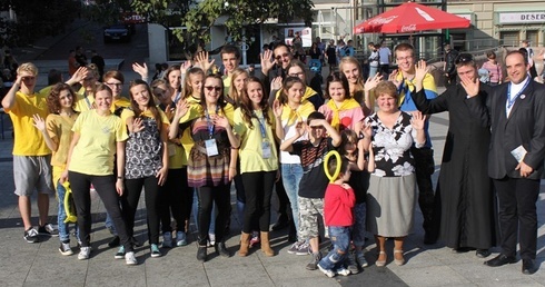 Stypendyści i wolontariusze Diecezjalnego Centrum ŚDM z księżmi opiekunami i uczestnikami minifestynu rodzinnego na bielskim Placu Chrobrego