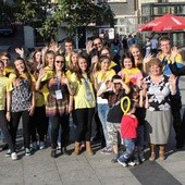 Stypendyści i wolontariusze Diecezjalnego Centrum ŚDM z księżmi opiekunami i uczestnikami minifestynu rodzinnego na bielskim Placu Chrobrego