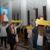 Młodzi procesyjnie wnieśli do prezbiterium obraz z wizerunkiem św. Jana Pawła II