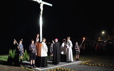 Krzyż i plac pod budowę kościoła poświęcił bp Andrzej F. Dziuba 