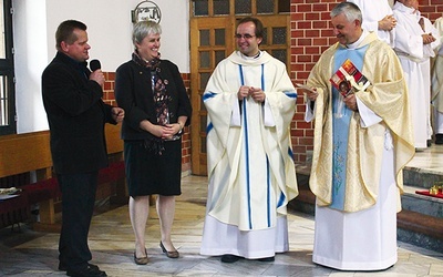  Para diecezjalna Domowego Kościoła A. i K. Tyrybonowie z ks. J. Musiałkiem (z prawej) i R. Piętką 