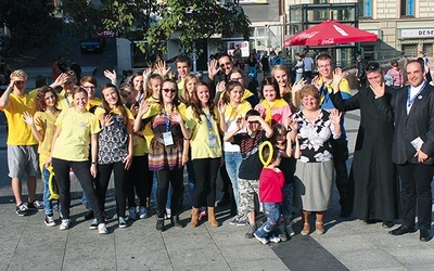  Papiescy stypendyści i wolontariusze Diecezjalnego Centrum ŚDM w Dniu Papieskim na bielskim placu Chrobrego
