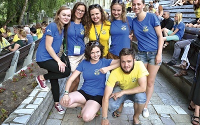 Kasię Bojkowską (z przodu), teraz już w niebieskiej koszulce wolontariusza, dalej można spotkać na zjazdach