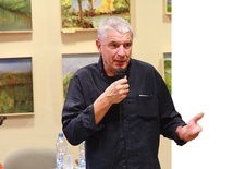Andrzej Stasiuk w czasie spotkania z czytelnikami w Kędzierzynie- -Koźlu