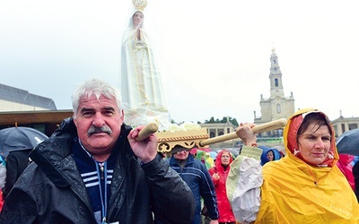  W Fatimie „świdnicka” figura Maryi pokonała na barkach pielgrzymów pierwsze peregrynacyjne kilometry