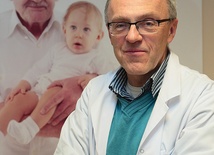 Dr Jarosław Derejczyk jest dyrektorem  szpitala geriatrycznego  im. Jana Pawła II w Katowicach, konsultantem wojewódzkim z geriatrii. 