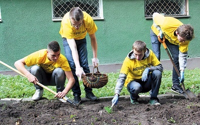  Uczniowie samochodówki nie po raz pierwszy włączają się w akcje wolontariatu. Czasami jest to rozdawanie ulotek, czasami zbieranie żywności dla potrzebujących. Tym razem zakasali rękawy i skopali ziemię, wyznaczyli grządki, posadzili ponad 100 cebulek, zagrabili rabatę