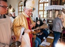  – Od waszej miłości będzie zależało, co stanie się z tym kościołem dalej. Jestem pełen nadziei,  że Bóg będzie mógł w tym miejscu w waszych sercach czynić wielkie rzeczy – mówił mieszkańcom Karścina bp Edward Dajczak