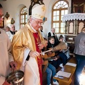  – Od waszej miłości będzie zależało, co stanie się z tym kościołem dalej. Jestem pełen nadziei,  że Bóg będzie mógł w tym miejscu w waszych sercach czynić wielkie rzeczy – mówił mieszkańcom Karścina bp Edward Dajczak