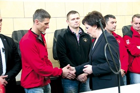  Premier Ewa Kopacz odwiedziła górników przebywających w szpitalach w Siemianowicach Śl. oraz w Sosnowcu i spotkała się z ratownikami, którzy brali udział w akcji 