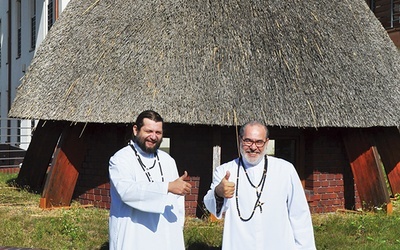 Ojcowie Franciszek Szczurek (z prawej) i Marcin Zaguła, misjonarze Afryki, na tle kaplicy domu zgromadzenia w Natalinie koło Lublina