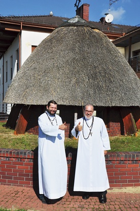 Ojcowie Franciszek Szczurek (z prawej) i Marcin Zaguła, misjonarze Afryki, na tle kaplicy domu zgromadzenia w Natalinie koło Lublina