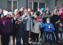 Podopieczni na budowie  Domu Kulejących Aniołów  (marzec 2014)