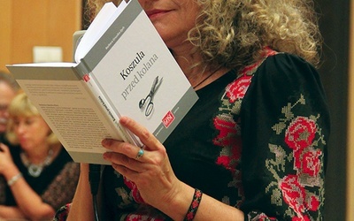  Basia czyta wiersze gościom obecnym na promocji jej nowych tomików poezji