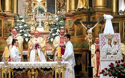 Powyżej: Metropolita warszawski poświęcił kopię obrazu Matki Bożej Sokalskiej 