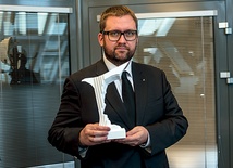 Dyrektor MPW Jan Ołdakowski prezentuje projekt statuetki nagrody Jana Rodowicza „Anody”  