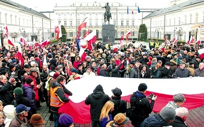  Co roku pod Pałac Prezydencki przyjeżdżają osoby z całej Polski, by uczcić pamięć o tragicznie zmarłych 10 kwietnia 2010 r. 