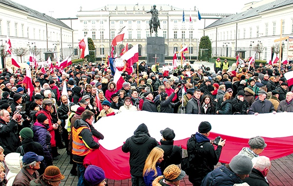  Co roku pod Pałac Prezydencki przyjeżdżają osoby z całej Polski, by uczcić pamięć o tragicznie zmarłych 10 kwietnia 2010 r. 