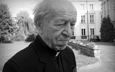 Ks. Tadeusz Żebrowski był wybitnym znawcą historii Mazowsza. Zmarł 8 października, w wieku 89 lat, w szpitalu na płockich Winiarach