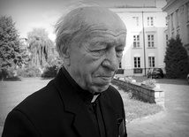 Ks. Tadeusz Żebrowski był wybitnym znawcą historii Mazowsza. Zmarł 8 października, w wieku 89 lat, w szpitalu na płockich Winiarach