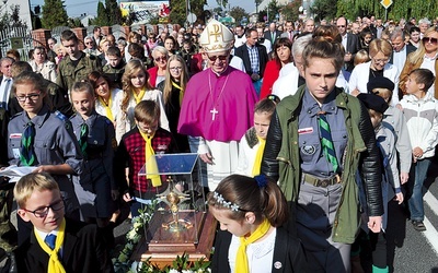 Relikwie św. Jana Pawła II zostały przeniesione w procesji ulicami płockiego Radziwia